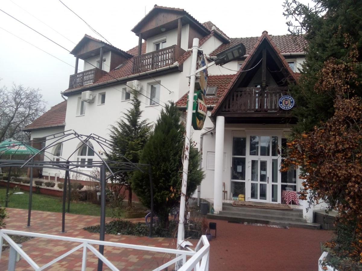 Alabastrom Panzio Es Etterem Bed & Breakfast Bogacs Exterior photo