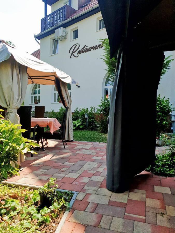 Alabastrom Panzio Es Etterem Bed & Breakfast Bogacs Exterior photo