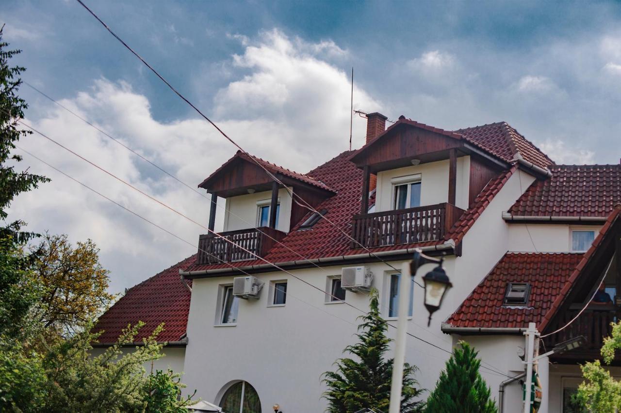 Alabastrom Panzio Es Etterem Bed & Breakfast Bogacs Exterior photo